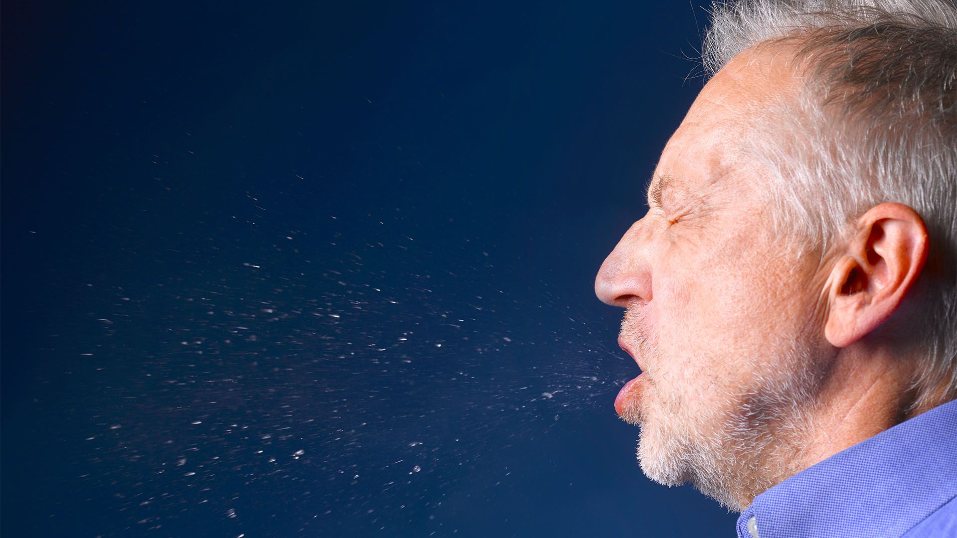 La inhalación de los aerosoles con el virus a partir de otra persona contagiad es una vía de transmisión del COVID/Archivo