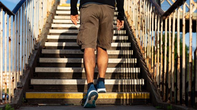 Hombre subiendo las escaleras