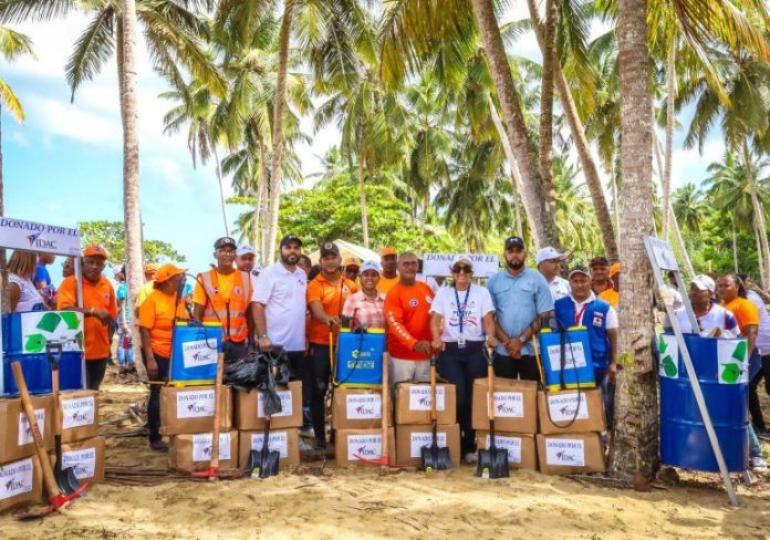 IDAC encabeza jornada de limpieza y reforestación en zona costera de Playa Jackson