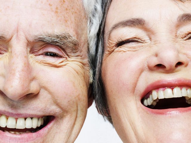 Una pareja mayor sonriendo