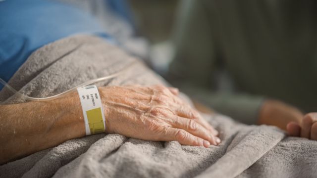 Una persona mayor hospitalizada