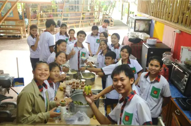 Los alumnos en la cocina de la escuela