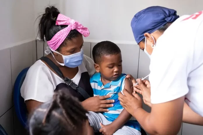 La importancia de vacunar los niños contra a gripe