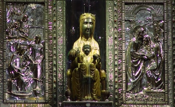 La virgen de Montserrat también es conocida como "La Moreneta" y es la patrona de Barcelona. Está emplazada en un monasterio del mismo nombre incrustado en la montaña
