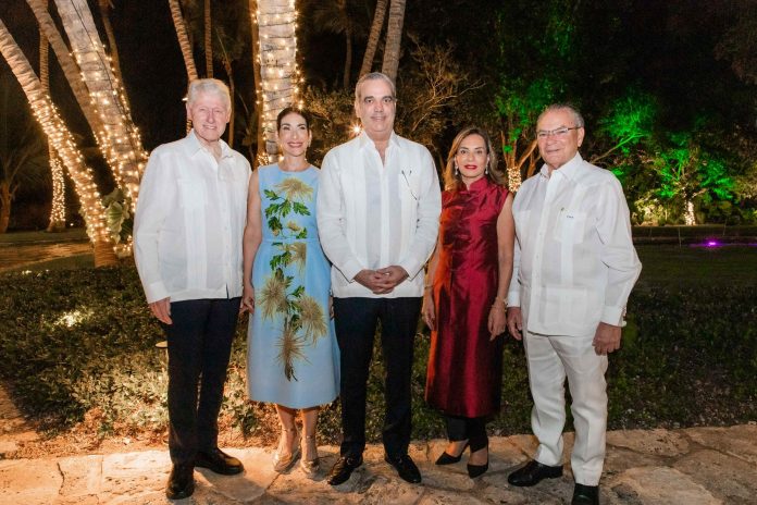 Clinton y Abinader junto a los Rainieri en Cumbre de las Américas celebrada en PC