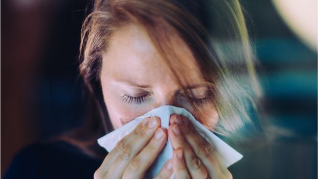 Mujer con gripe.