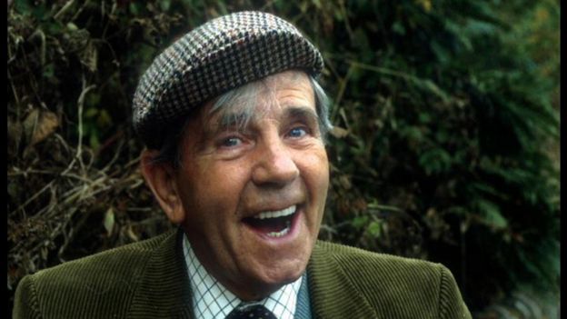 Norman Wisdom interpretando el papel de Billy Ingleton