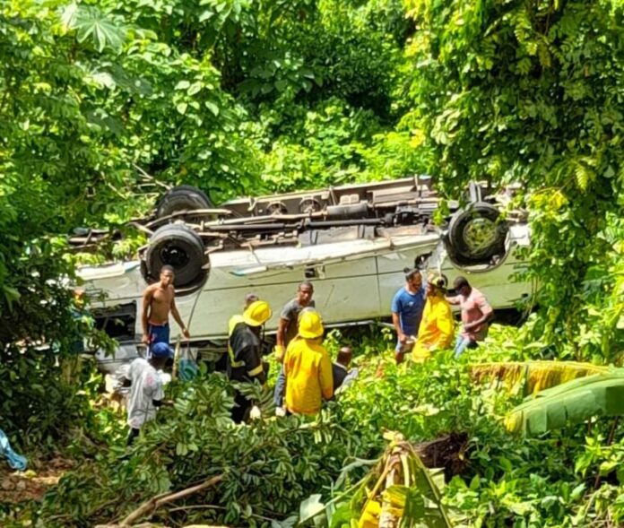 Samaná: al menos 17 turistas heridos al accidentarse autobús en que viajaban