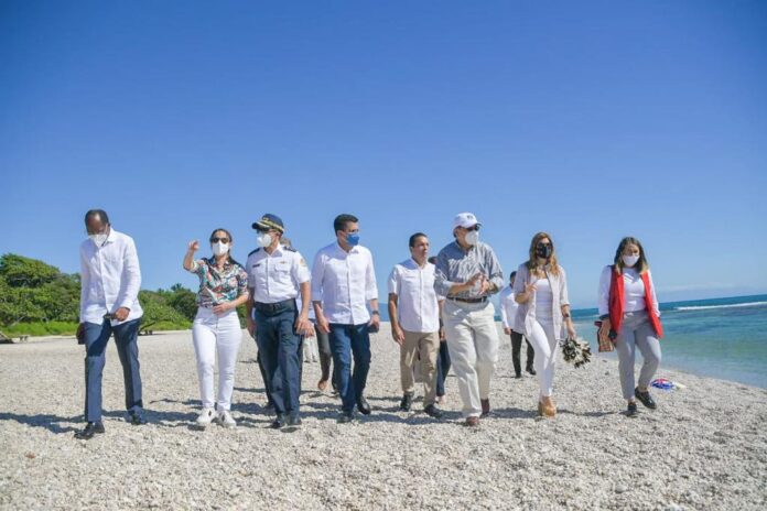 Recorrido del ministro de Turismo, directivos de Asonahores, el director de Cestur y empresarios por una playa del Sur.