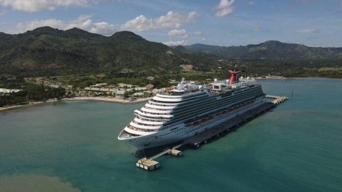 Analizan retos de comerciantes para servicio a cruceristas en Puerto Plata