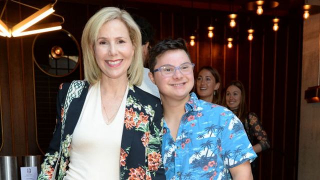 Sally Phillips junto a su hijo Olli.