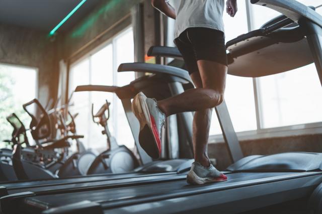 Un hombre corriendo en una máquina del gimnasio