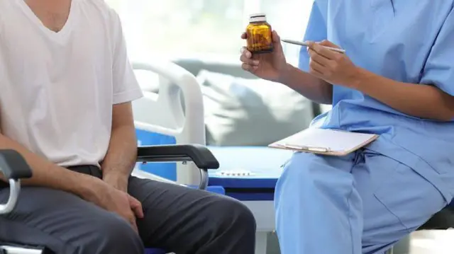 Hombre en una consulta médica