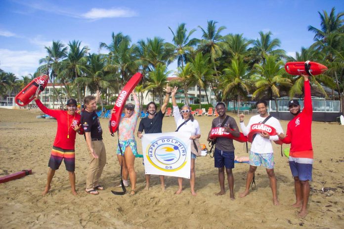 Happy Dolphins certifica salvavidas en Cabarete 