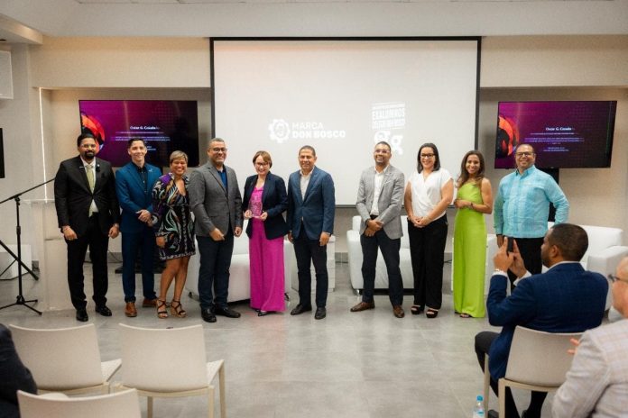 Egresados Don Bosco realizan conversatorio