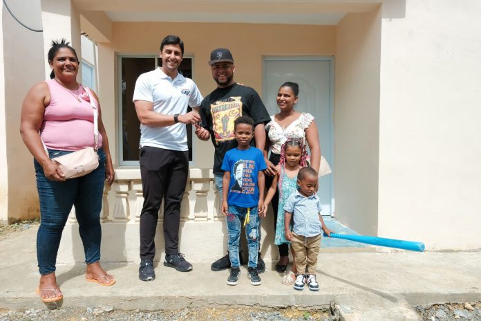 Imagen de Ramón Antonio recibiendo la casa