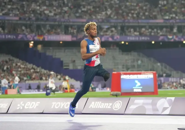 Wagner Astacio corriendo antes de saltar en el Stade de France.