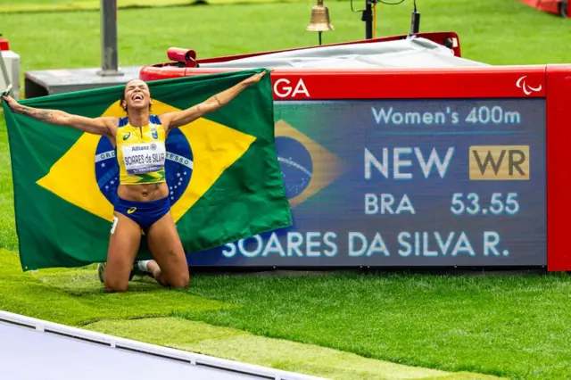 Rayane Soares festejó su récord mundial frente a la pantalla que mostraba su marca y la bandera de Brasil.