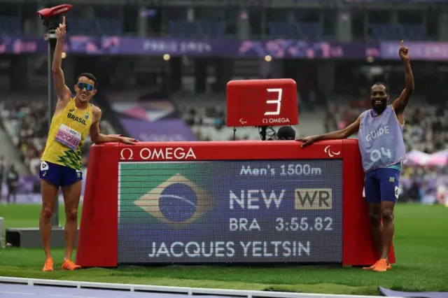 Yeltsin Jacques, de Brasil, batió el récord mundial en 1.500 metros masculino clase deportiva T11.