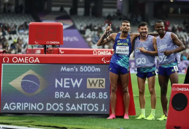 Júlio Cesar Agripino festejó junto a sus dos guías el récord mundial de 5.000 metros masculino clase T11.