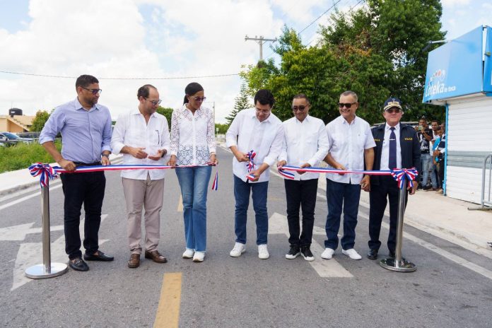 Mitur inaugura reconstrucción de vía en zona turística de Verón