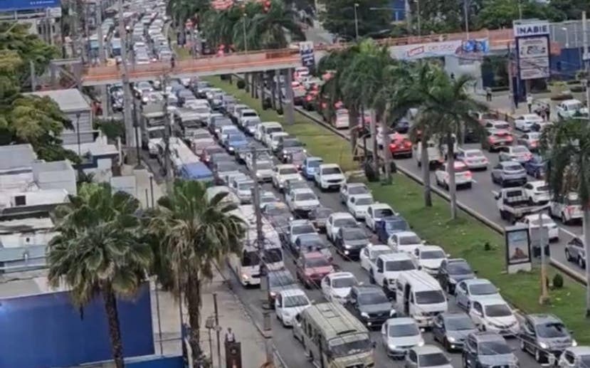 Vehículos fluían a cuenta gotas por inundaciones en las vías.