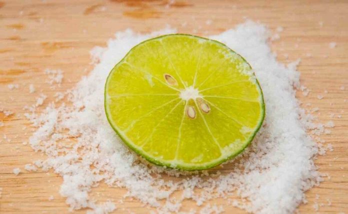 Beneficios del limón con sal para el malestar estomacal: un mito desmitificado