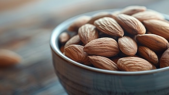 Las almendras destacan por su contenido en fibra y vitamina E, favoreciendo la salud digestiva y de la piel (Imagen Ilustrativa Infobae)